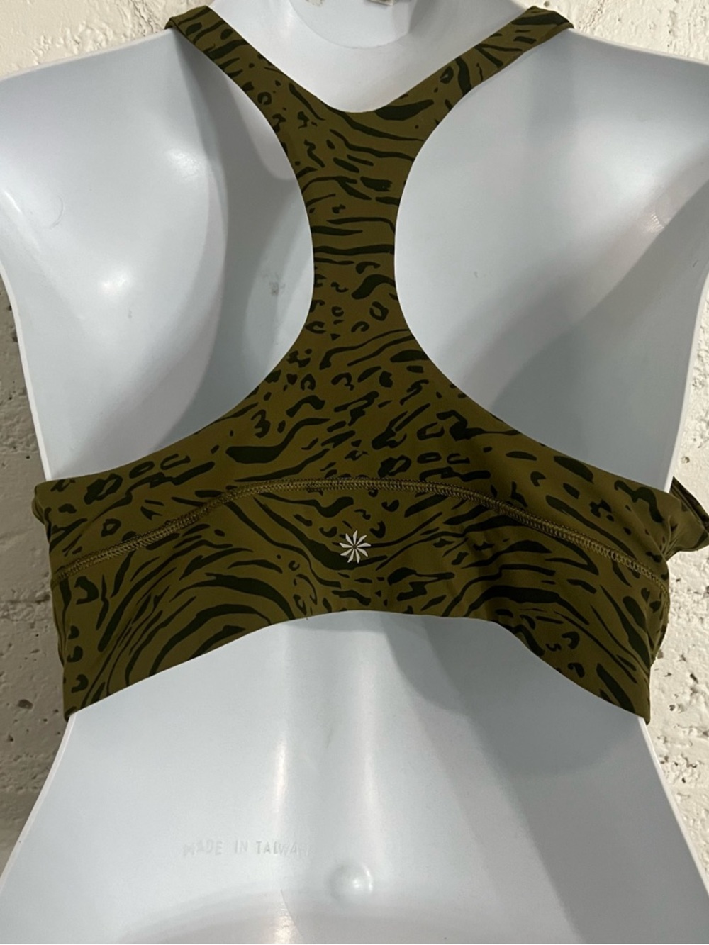 Athleta Sports Bra XL Green Animal Print Racerback Workout Gym Yoga V Neck BU7 - Picture 3 of 5
